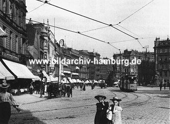 011_15117 - Blick ber den Gnsemarkt Blick Richtung Jungfernstieg. ; die Geschfte haben Markisen vor ihrem Schaufenster - Damen mit Hte gehen auf dem Kopfsteinpflaster. ( historisches Motiv ca. 1910 )