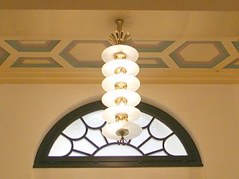 011_15130 - Detail Hngelampe und Fenster sowie Friesbemalung an der Decke. 