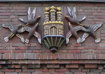 011_15126 - Hamburg - Wappen mit Vgel aus Terrakotta an der Klinkerfassade der Hamburger Oberfinanzdirektion am Gnsemarkt. 