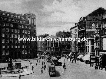 011_15118 - Blick zur Dammtorstrasse; bevor das Deutschlandhaus errichtet wurde befand sich dort eine Apotheke - lks. das Lessingdenkmal, dahinter das Klinkergebäude der Finanzdirektion, rechts an der Hausfassade Werbung für Holsten Bier.  