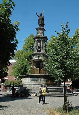 011_14590 - der Hansa-Brunnen in Hamburg St. Georg; Passanten berqueren den Platz.