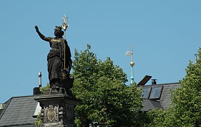 011_14592 - Skulptur und Dcher von St. Georg;