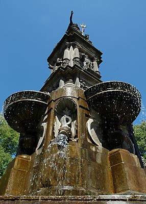 011_14595 - Wasser fliesst im Hansa-Brunnen 