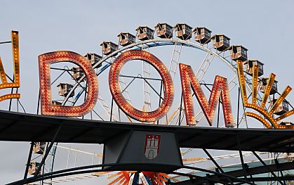 011_15222 - unter dem Schriftzug befindet sich das Hamburg Wappen; im Hintergrund das Riesenrad.