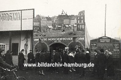 011_15227 - Schaulustige stehen vor einer der Buden auf der lebende Menschenfresser angekndigt werden ( ca. 1930)