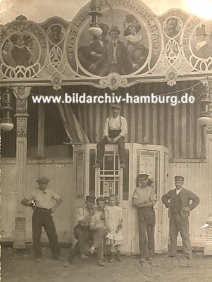 011_15228 - die Mitarbeiter von eines Fahrgeschfts posieren fr den Fotografen; auf dem Schild wird fr "Das lustige Kreiselrad - zum totlachen!" geworben.