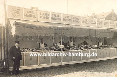 011_15230 - ein Stand fr gebrannte Mandeln, Zuckerstangen, Honigkuchen, Fruchtwaffeln und Schokolade.