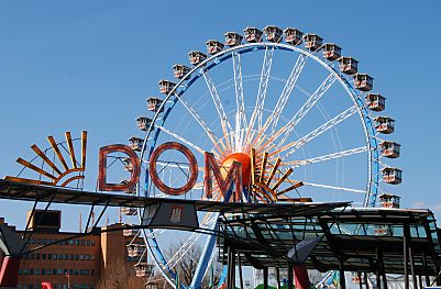 011_15496 - Eingang zum Hamburger Dom St. Pauli; das Riesenrad im Hintergrund.