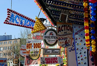 011_15497 - bunte Schilder der Jahrmarktbuden; 