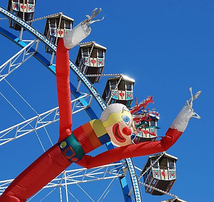 011_15498 - Gondel des Riesenrad auf dem Hamburg - Dom; im Vordergrund eine Clownfigur, die in der Frhlings - Sonne tanzt. 