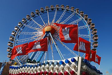 011_15499 - Hamburg Flaggen wehen im Wind auf einer Dom - Bude vor dem Riesenrad.