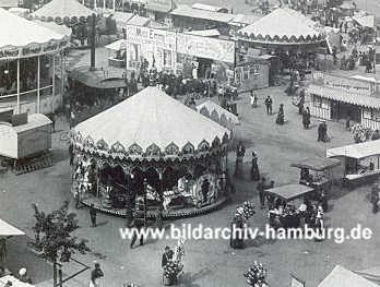 011_15501 - Blick auf ein Karussell und Jahrmarktbuden auf dem  Hamburger Dom ca. 1910.