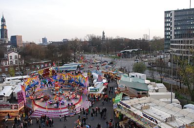 011_155027 - Eingang zum Dom St. Pauli; im Hintergrund Millerntor und links die St. Michaeliskirche.  