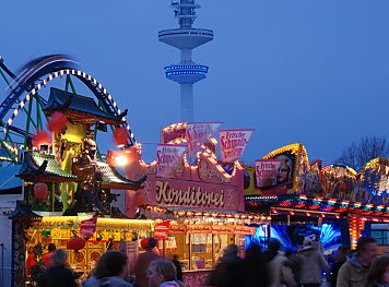 011_15503 - beleuchtete Jahrmarktbuden und die Achterbahn in Fahrt am Abend. 