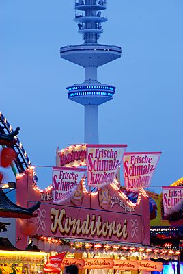 011_15504 - Hamburger Fernsehturm und Jahrmarktbude; Werbefahne "Frische Schmalzkuchen ".  