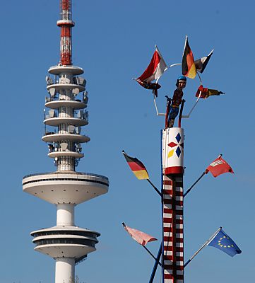 011_15505 - Flaggen und Ausschnitt vom Heinrich Hertz Turm.