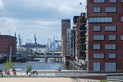 011_15731 - Blick ber die Magellan Terrassen und dem Sandtorhafen zur Sandtorhafen Klappbrcke und der Elbe; lks. ein Ausschnitt des Kaispeichers A, der zuknftigen Elbphilharmonie, dem neuen Wahrzeichen der Hansestadt Hamburg. 