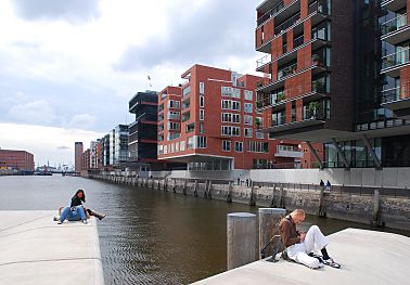 011_15732 - die neue Architektur der Hafencity von den Magellan Terrassen aus gesehen - Hamburg Touristen sitzen am Rand des Hafenbeckens.