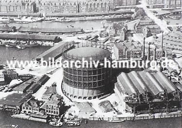 011_15736 - historische Luftaufnahme vom Gaswerk auf dem Grasbrook ca. 1929; in der linken Bildmitte ein Ausschnitt des Grasbrookhafens an dessen Ende die heutigen Marco-Polo-Terrassen in der Hafencity liegen. Im Hintergrund der Sandtorhafen und die Gebude der Hamburger Speicherstadt am Brooktorkai. Im Vordergrund ein Ausschnitt vom Strandkai am Elblauf.