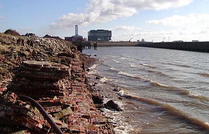 011_15737 - Blick in den Grasbrookhafen 2003; das Hafenbecken ist leer, die Kaimauern sind verfallen; im Hintergrund das neue Kraftwerk Hafen mit seinen markanten Schornstein und rechts davon ein neues Brogebude als Teil der Hamburger Hafencity; am Ende des Grasbrookhafens das Areal der Marco-Polo- Terrasse.