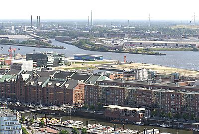 011_15742 - Luftaufnahme Detail ( 09/2004 ); lks. im Vordergrund berquert der Kehrwiedersteg den Zollkanal - in der Bildmitte ist ein kleiner Ausschnitt vom Grasbrookhafen, zu erkennen. Die Kraftwerk-Anlagen sind abgerissen, die Bebauung des Hafengelndes wird vorbereitet. Das blaue Gebude am Ufer der Elbe ist das Kreuzfahrt Terminal / Cruise Center Hamburg.
