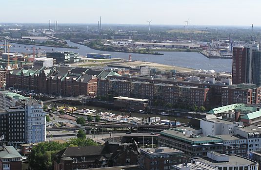 011_15743 - Blick (2004) ber die Hamburger Speicherstadt und das Brachgelnde am Sandtorhafen / Grasbrookhafen; links unten das Stella - Gebude an der Herrlichkeit und das Hochbahnviadukt zwischen den Haltestellen Rdingsmarkt und Baumwall.