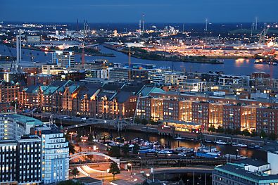 011_15745 - Nachtaufnahme der Speicherstadt Hamburg und dem Hamburger Hafen.