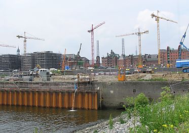 011_15748 - Blick (2004) ber die geplanten Marco- Polo-Terrassen Richtung Sandtorkai / Sandtorhafen - noch sind in der Bildmitte die symbolischen Schornsteine vom Kesselhaus zu erkennen. 