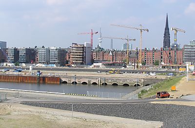 011_15749 - im Vordergrund das Hafenbecken vom Grasbrookhafen, die Hafencity wchst am Sandtorkai; re. der Turm der St. Nikolaikirche.  