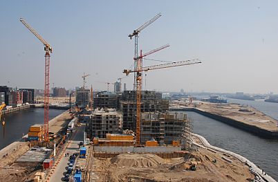 011_15752 - links am Ende des Sandtorhafens die Magellan-Terrassen; in der Bildmitte entstehen neue Gebude am Dalmannkai und rechts davon wird an der Marco Polo Terrasse gearbeitet; in der linken Bildmitte im Hintergrund der Kaispeicher B. (04/2007)