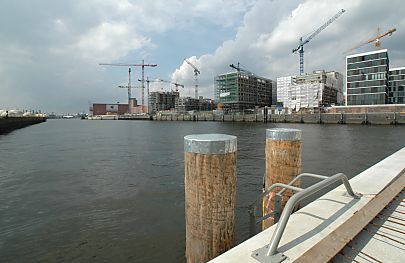 011_15759 - Duckdalben und eine Treppe am Kai der Marco Polo Terrassen erlauben der Besatzung kleiner Schiffe den Landgang in der Hafencity. 