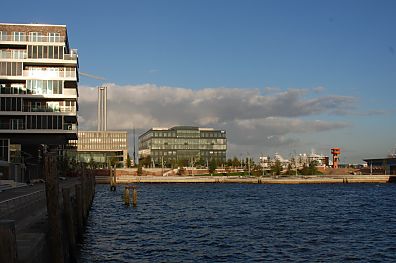 011_15765 - links die Dalmannkai - Promenade und der Vasco da Gama Platz, im Vordergrund der Marco Polo Platz.