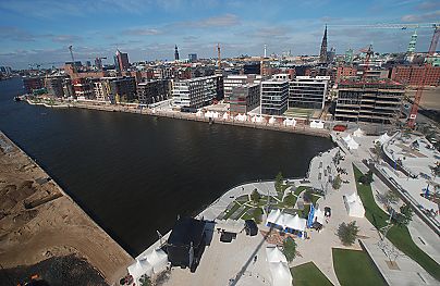 011_15767 - Blick ber den Grasbrookhafen 2007; die Marco-Polo-Terrassen sind erffnet, der Dalmannkai ist mit moderner Architektur bebaut und der Hbenerkai lks. wird fr die Bebauung vorbereitet.