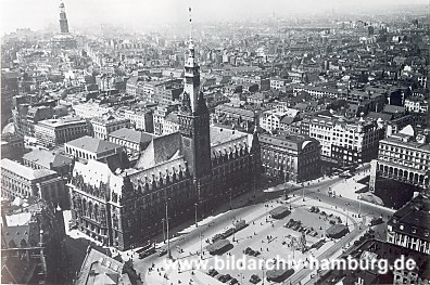 04_22694 historische Aufnahme (1931) vom Rathaus; der Rathausplatz wird als Parkplatz genutzt; vier ovale Pavillons befinden dort. 