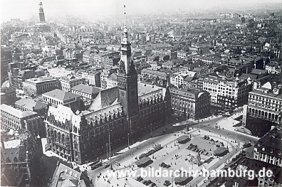 04_22694 historische Aufnahme (1931) vom Rathaus; der Rathausplatz wird als Parkplatz genutzt; vier ovale Pavillons befinden dort.