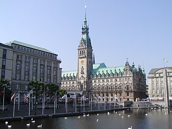 04_22698 Blick ber die Kleine Alster zum Rathaus; rechts das Gebude der ehem. Reichsbank. 