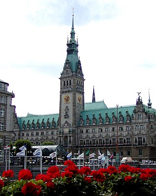 04_22700 Blick von den Alsterarkaden zum Rathausplatz; Blumenksten mit Geranien im Vordergrund. 