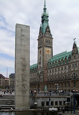 04_22701 Blick ber die Kleine Alster zum Denkmal fr die im Weltkrieg Gefallenen; das Mahnmal wurde von Ernst Barlach gestaltet. 