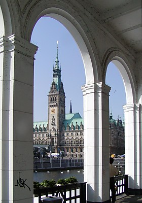 04_22703 Blick durch die Alsterarkaden zum  Rathaus.