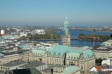 04_22705 Luftaufnahme von der Rckseite des Rathauses, im Hintergrund die Binnenalster + Aussenalster.