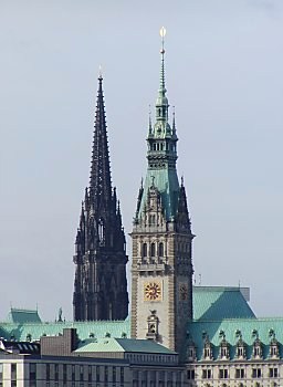 04_22708 Blick zum Rathausturm und Kirchturm der St. Nikolaikirche.