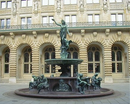 04_22710 der Hygieia-Brunnen im Innenhof des Rathauses.