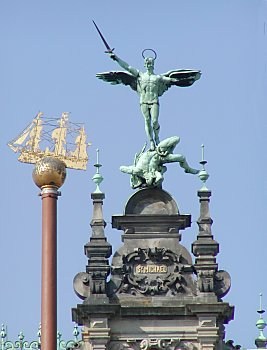 04_22711 Bronzeskulptur auf dem Rathaus Hamburg: Erzengel Michael bezwingt mit erhobenen Schwert den Satan/das Bse; lks. das Ende der Fahnenstange vorm Rathaus ist mit einem goldenen Segelschiff dekoriert.