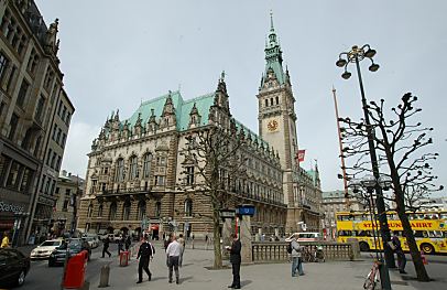 011_14068 Seitenansicht vom Rathaus Hamburg; ein Bus der Stadtrundfahrt wartet auf Touristen - im Vordergrund der Eingang zur U-Bahnstation 'Rathausmarkt'.