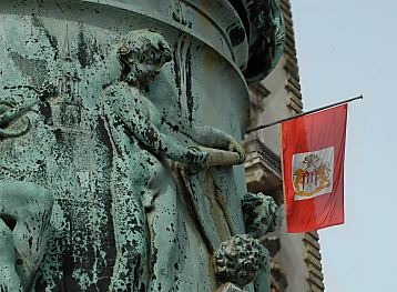 011_14069 im Vordergrund Relief-Figur vom Bronzesockel der Fahnenstange vor dem Hamburger Rathaus.