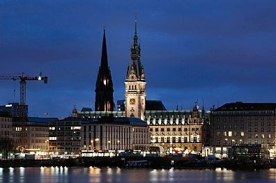 04_22714 Nachtaufnahme vom Rathaus/ Nikolaikirche; links liegt der Ballindamm, rechts verluft der Jungfernstieg.