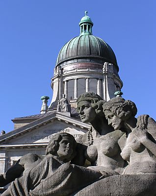 011_14928 - weibliche Brunnenfiguren, Kuppel des OLG.