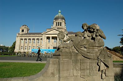 011_14929 - weibliche Brunnengruppe vor dem OLG, Hamburger Wappen als Steinrelief.