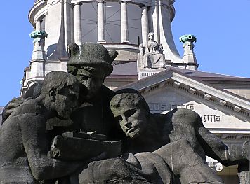 011_14930 - mnnliche Brunnenfiguren vor dem OLG.