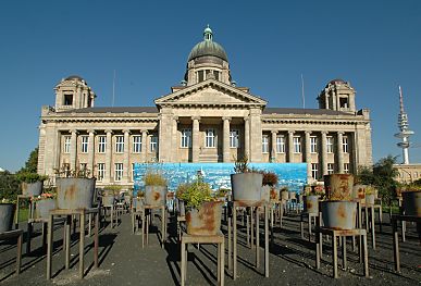 011_14931 - Blick ber das Mahnmal zum Gebude des Hanseatischen Oberlandesgerichts Hamburg. 